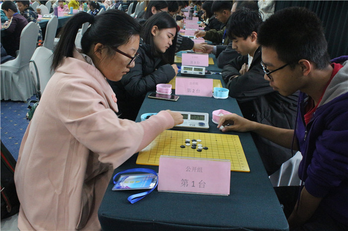 淄博市2018智力运动会五子棋比赛成年组进行中